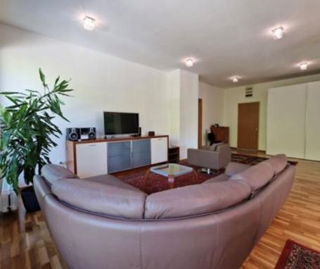 SAVSKI VENAC DEDINJE 120m2 , 2L ,1800e