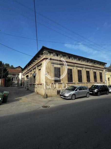 Salonska kuća sa poslovnim objektom u centru Sremskih Karlovaca. Uknjižena ID#10602