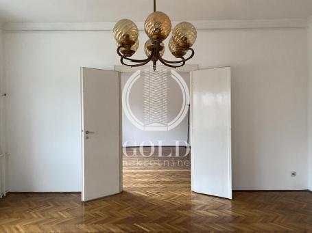 Prodaje se salonski stan u centru, površina 173 m2. ID#10624