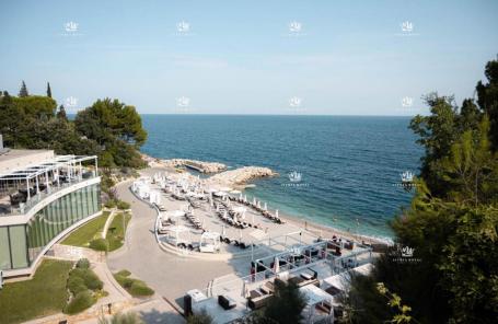 LUKSUZAN APARTMAN UZ MORE – CRVENI VRH, SAVUDRIJA (116 m², 2SB + DB, TERASA, POGLED NA MORE)