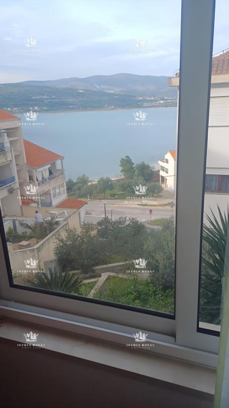 EXCLUSIVE SALE OF AN APARTMENT 73m² IN TROGIR-ČIOVO, 100m FROM THE SEA – SEA VIEW, URGENT!