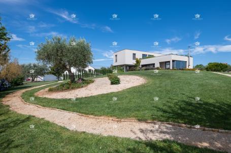 ISTRA – ZAMBRATIJA – Luksuzna vila 450 m² s bazenom, pogledom na more i maslinike, smart home. 