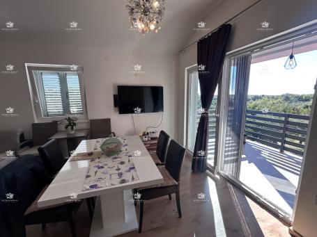 Prodaja stana u centru Brtonigle s pogledom na more | 84 m², dvije spavaće sobe, terasa i parking