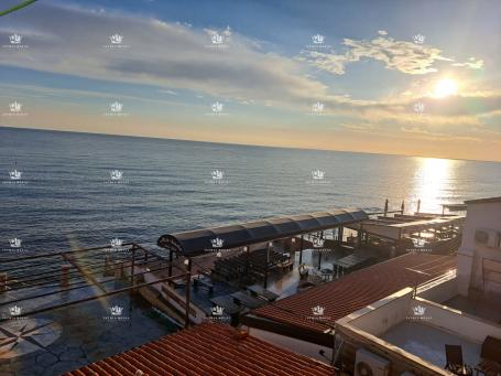 Istra , Umag , kuća 200m2 za adaptaciju , 3 stana , prvi red uz more , otvoren pogled na more , cent