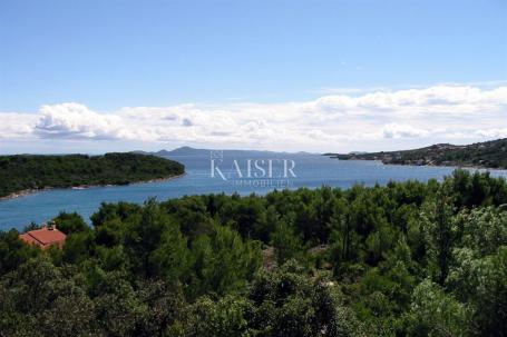 Mali Iž - građevinsko zemljište 4.400m2, 70m od mora