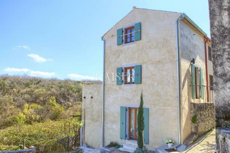 Otok Krk, Dobrinj- šarmantna kuća 71m2, jucuzzijem i 450m2 okućnicom
