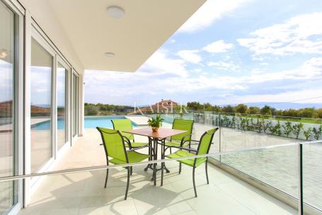 Otok Krk, okolica- moderan apartman 83m2 u vili s okućnicom