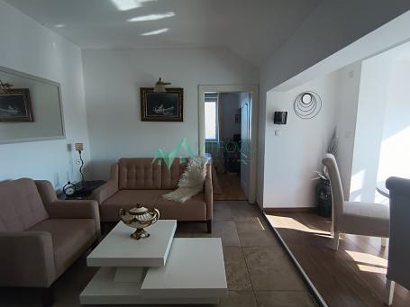 52m2, dvoiposoban. Namešten. 