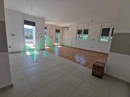 Prostran petosoban dupleks u Sremskoj Kamenici sa prelepim panoramskim pogledom; 124m2 + terasa 24m2