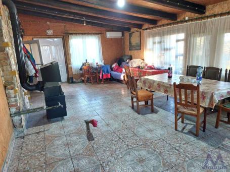 Kać - na prodaju trosobna kuća od 114m2 i hala od 230 m2 na velikom placu od 3952m2. 
Nalazi se na p