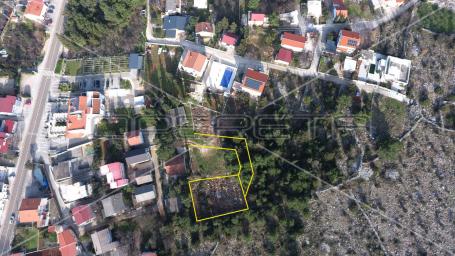  Građevinsko zemljište sa borovom šumom u centru Starigrada, 425m2 
