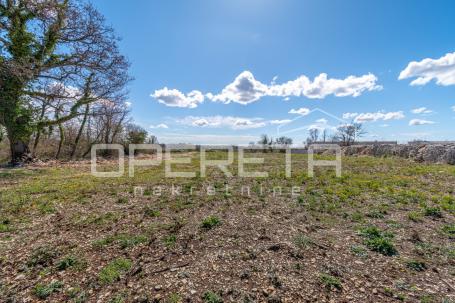 Građevinsko zemljište 658m2 Kanfanar s pogledom na more