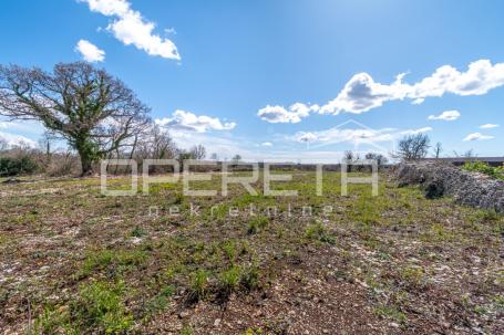 Građevinsko zemljište Kanfanar 900m2 