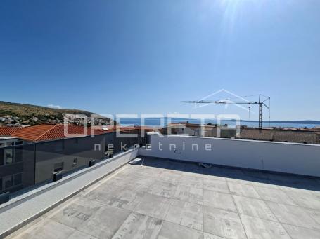 Novoizgrađeni dvosobni apartman, krovna terasa, pogled na more, Okrug