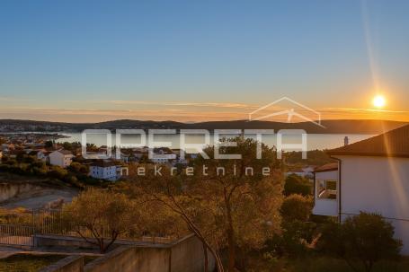 Zemljište 451 m² s dozvolom za vilu, Trogir, pogled na otok