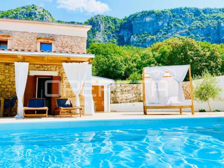 Luksuzna kamena vila u mediteranskom stilu – grijani bazen, terasa, priroda i po