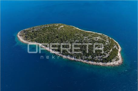 Iznimno rijetka i atraktivna parcela površine 9.378 m² smještena na otoku Dražem