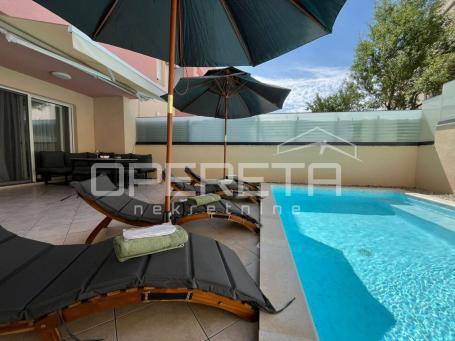 Elegantan stan s privatnim bazenom u blizini centra Makarske