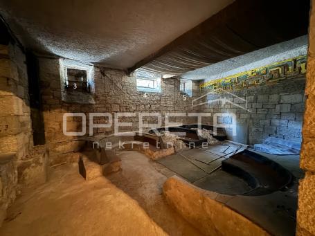 Prostor (141.4m2) za adaptaciju, mogućnost više stambenih jedinica u srcu Pule