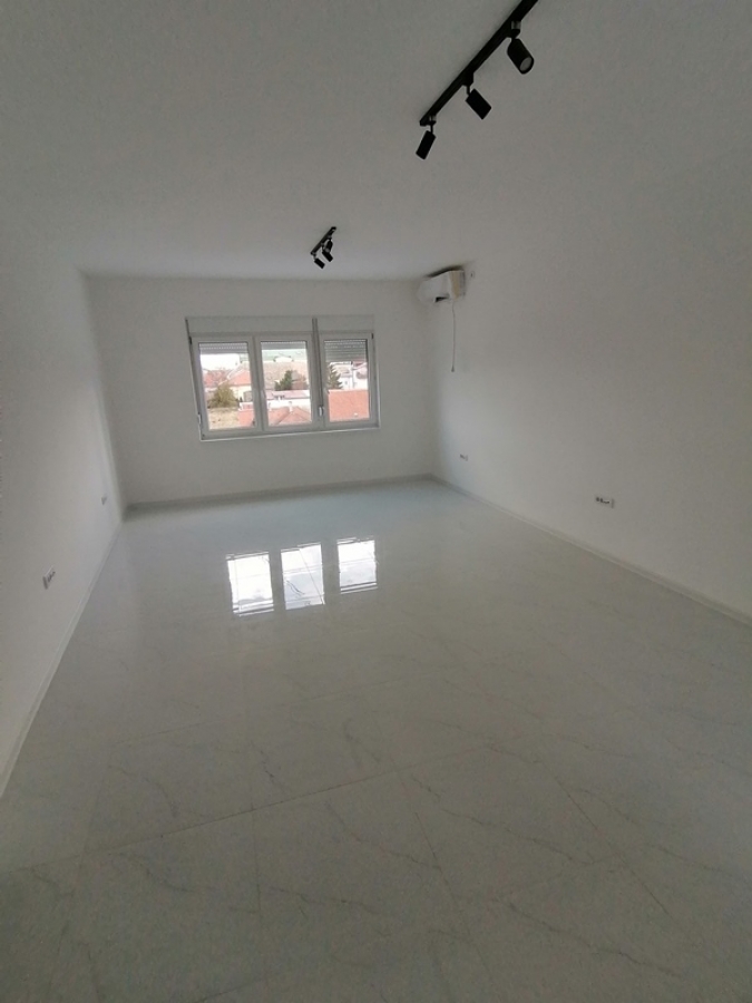 Izdaje se stambeno poslovna zgrada 496m2, toplotne pumpe - centar