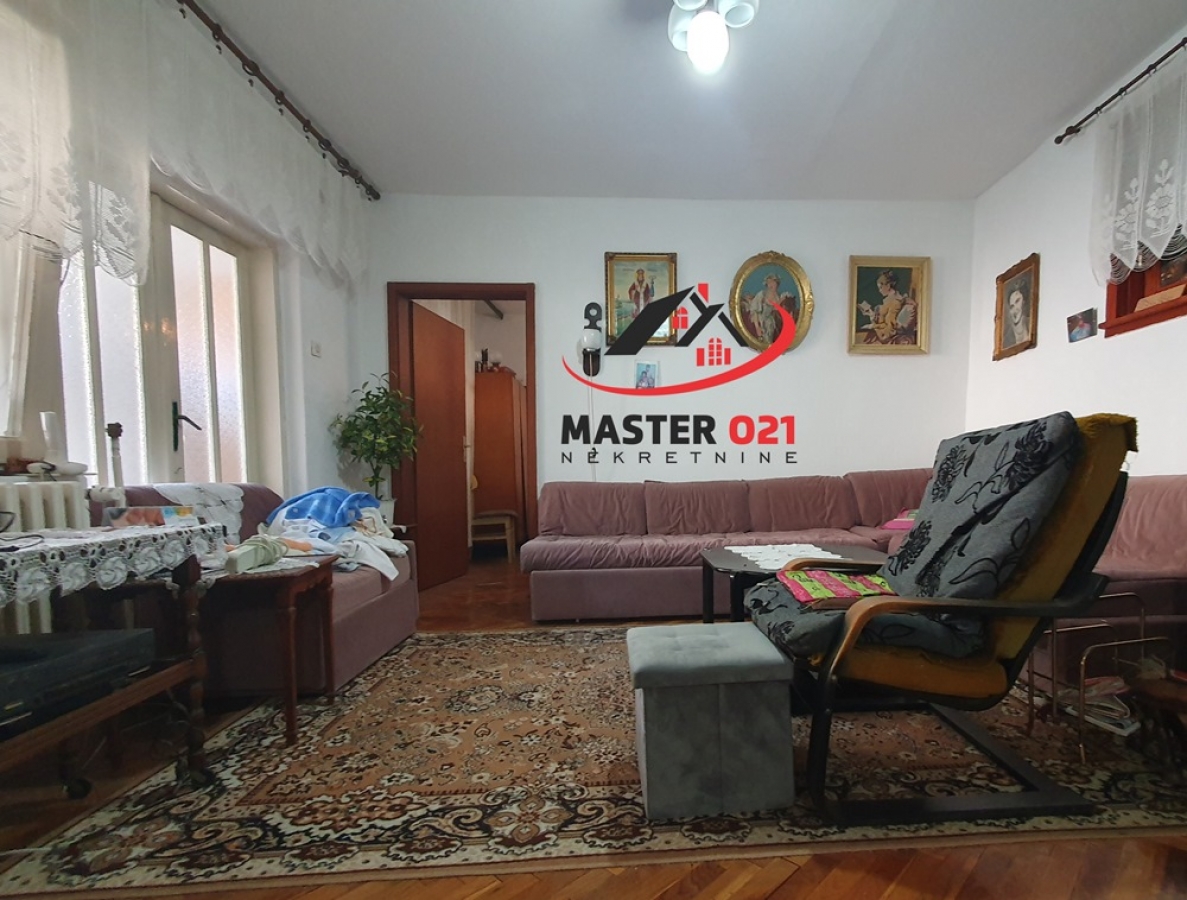 ČETVOROSOBAN DVORIŠNI STAN, STROGI CENTAR