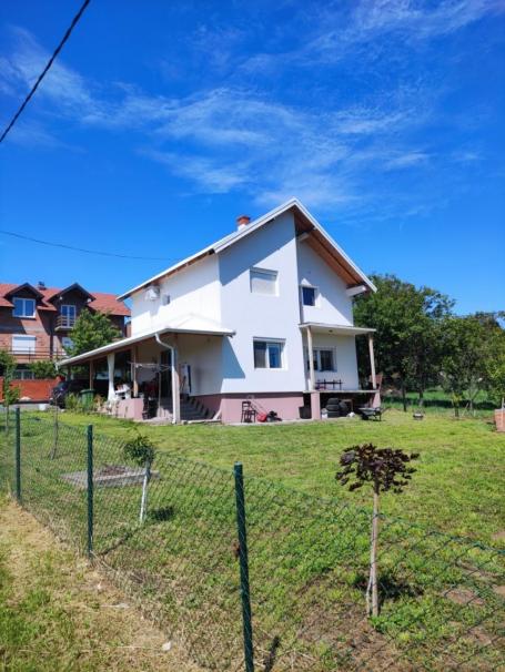 Lux kuća sa placem u Koraćici, na padinama Kosmaja. Prodaje se nameštena. Preporuka!