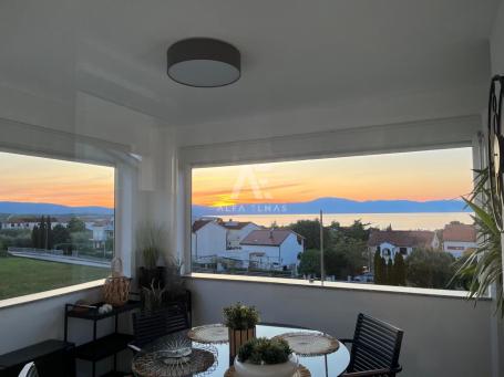 Malinska, luksuzni apartman s galerijom i pogledom na more! ID 647