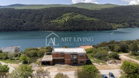 Istrien, Labin, Umgebung – attraktive Villa in der Roh-Bau Phase in perfekter Lage, 80 m vom Meer en