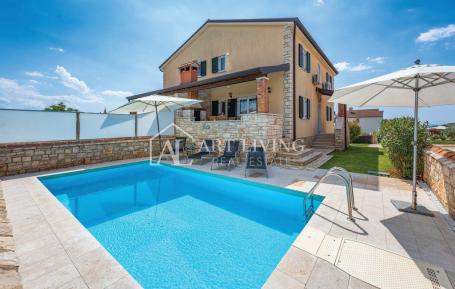 Umag - okolica, dvojna vila s bazenom, 300 m od mora, TOP lokacija