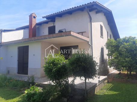 Istra, Umag, okolica - dvojna kuća na mirnoj lokaciji, 300 m od mora