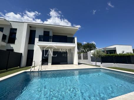 Istra, Umag, okolica-moderna dvojna vila s bazenom, 1,3 km od mora