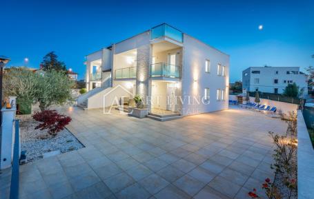 Istra, Umag - atraktivna apartmanska kuća, 300 m od mora