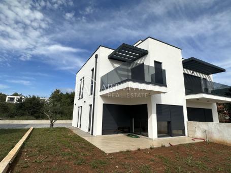PRILIKA!!! MODERNA DVOJNA KUĆA U OKOLICI NOVIGRADA, 300 m OD MORA