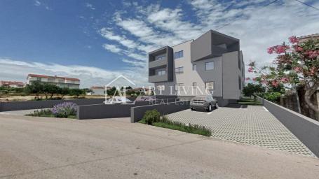 Vodice - NOVOGRADNJA, stan u prizemlju s vrtom, 500 m od mora