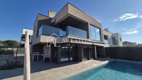 Poreč, moderne Luxusvilla mit Pool, 500 m vom Meer entfernt