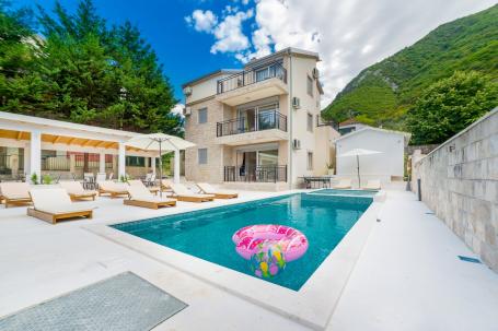 Prodaja, Kuća, 240m2 , Kotor