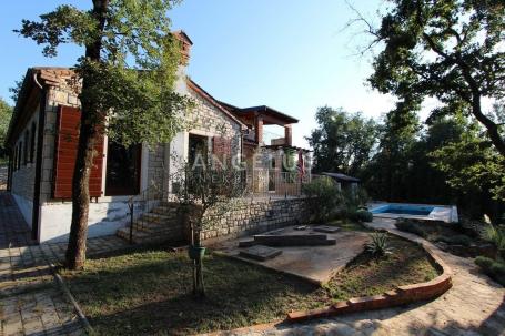 Istra, Buje, kamena vila s bazenom