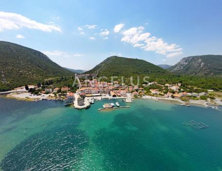 Pelješac, Mali Ston - jedinstvena kuća s mostom ispod zidina, 180 m2. 