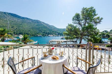Dubrovnik, Zaton - kuća na rivi s bazenom i restoranom - 620 m2