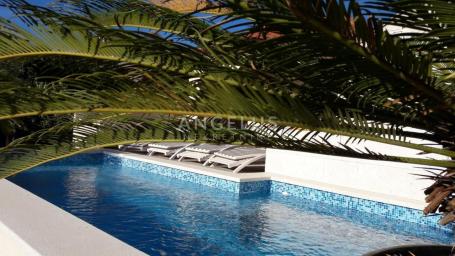 Trogir - uređena apartmanska kuća sa bazenom i teretanom, 350 m2