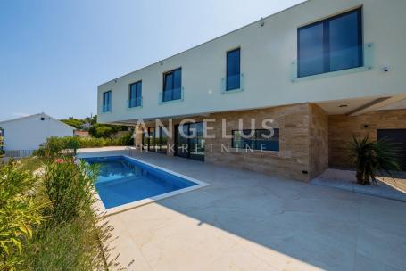Čiovo - luksuzna vila sa panoramskim pogledom na more, 320 m2