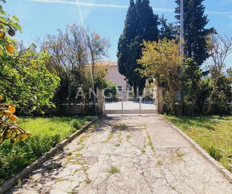 Kaštel Lukšić - kamena kuća, okućnica i građ. zemljište