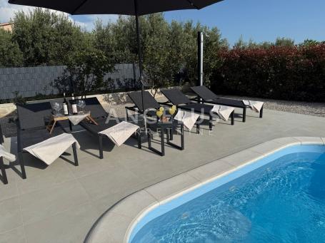 Kaštel Stari - luksuzna vila sa bazenom, novogradnja, PRODAJA