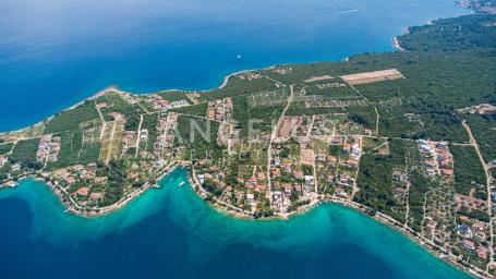 Šolta, Nečujam - građ. zemljište u blizini mora, 850 m2
