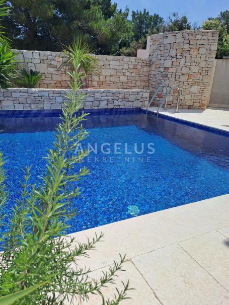 Brac, Milna - neu gebautes Haus mit pool, VERKAUF