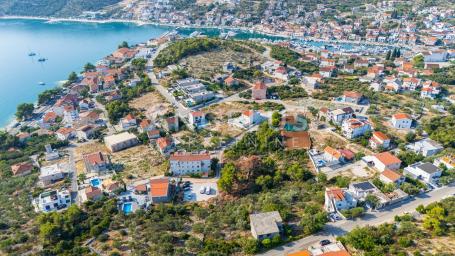 Marina kod Trogira-građ. zem blizu mora, 950 m2, PRODAJA