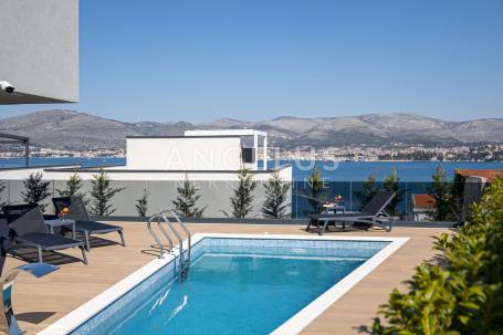 Kroatien, Trogir, Čiovo – luxuriöse Reihenvilla mit Swimmingpool und wunderschönem Meerblick, 282 m2