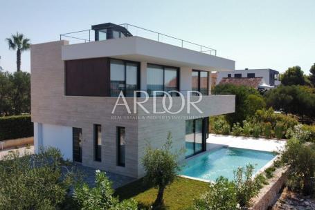 Moderna vila s bazenom, 100 m od mora