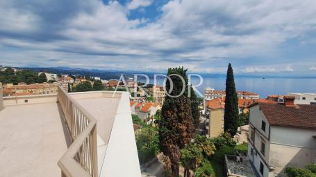 Opatija, penthouse s krovnim bazenom i panoramskim pogledom