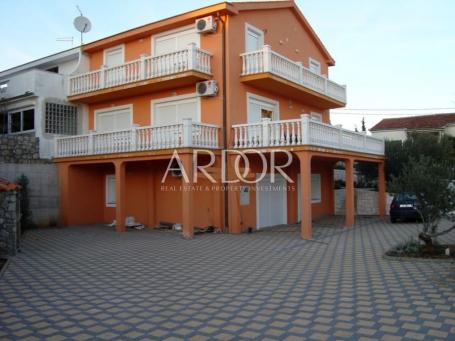 Krk, kuća sa 3 apartmana i parkingom